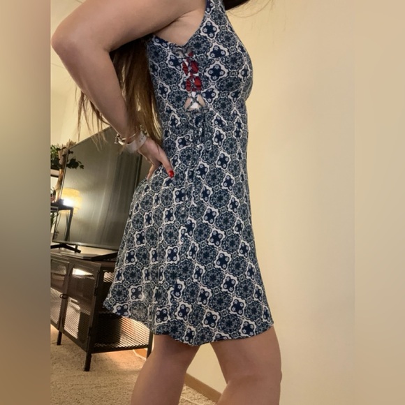 Elegant Blue Patterned Dress - Picture 2 of 2